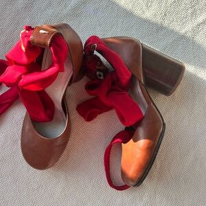Rare Masion Margiela silk scarf heels in color brown 🌹🍪